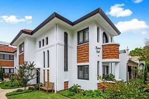FLORENCE COURT. Apartment One, Florence Court is a self contained apartment located in this heritage listed mid 1930's Art Deco block located in the highly desirable inner city, bay side suburb of Middle Park. Delightful landscaped garden. 