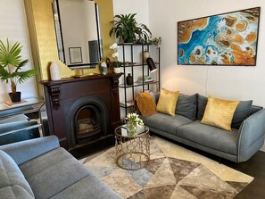 STYLISH SMART TV: The large screen, smart TV feature artwork when not is use. Entertain or relax in the front lounge living room.