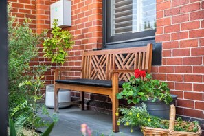 FROINT VERANDA: Relax and enjoy the world stroll by on the front veranda bench. 