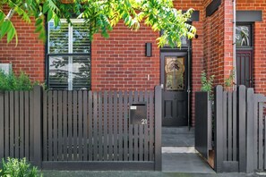 21 MARTIN STREET: The home is located in dress circle South Melbourne. Enter and enjoy the stylish fit out. 