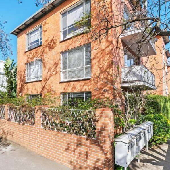 FRONT: The apartment is located at the front of the building on the ground floor. Access is easy with just a few steps.