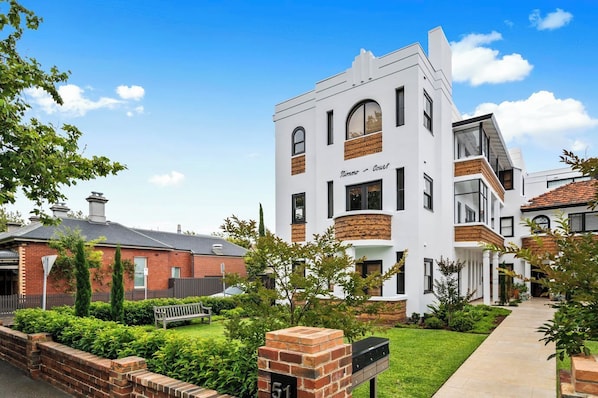 NIMMO COURT: Nimmo Court is a heritage listed Art Deco gem located in Nimmo Street, Middle Park. Middle Park is regarded as a premier inner Melbourne bay side suburb. The apartment is the is on the front ground floor with the private balcony. 