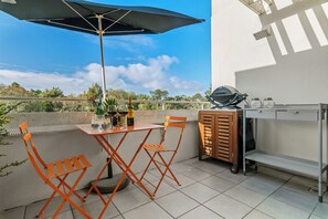 BALCONY: The sunny balcony has a stunning cityscape view, outdoor table setting for four and a barbeque. Perfect for al fresco dining and entertaining.