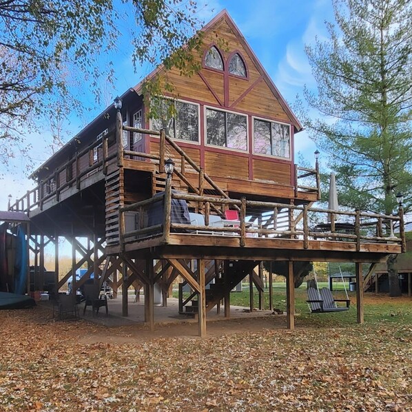 The Rivers' Loft - where the Shenandoah River is right in your backyard.