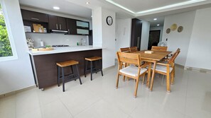 Kitchen & Dining 