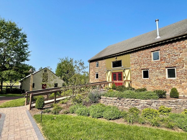 Entering Stone Ridge Farm Inn