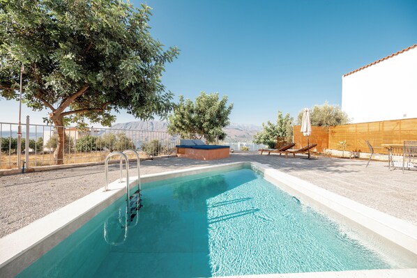 Villa Istros is set in 300m2 outdoor area with a private swimming pool.