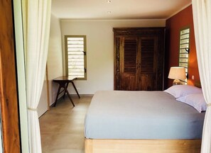 Chambre Terracotta Lit King Size et armoire bali