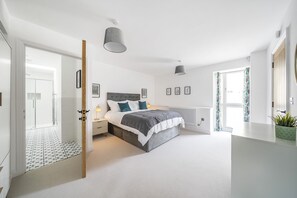 St Mary's Barn, Stalbridge: Plenty of space in this bright bedroom