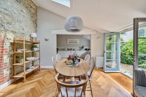 The Orangery, Charmouth: The light and airy dining area