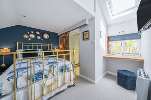 The Old Stables, Charmouth: The attractive bedroom with en-suite shower room and dressing area