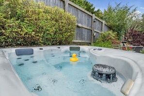 The Old Stables, Charmouth: Enjoy relaxing in the hot tub