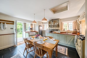 Dovehayes Cottage, Bourton: Enjoy eating together in the cottage kitchen