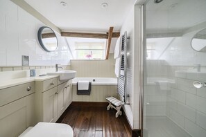 Dovehayes Cottage, Bourton: The family bathroom with separate shower