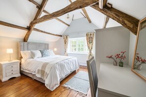 Dovehayes Cottage, Bourton: The wonderful double bedroom with exposed beams