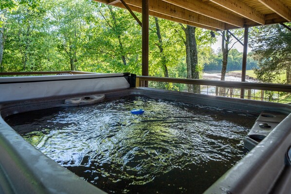 Serenity Indeed! Private hot tub overlooking the river.