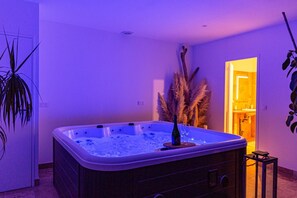 Indoor spa tub