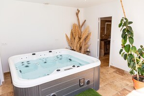 Indoor spa tub