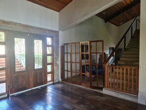 Entrada principal da casa da piscina. A área cercada nao pode ser usada