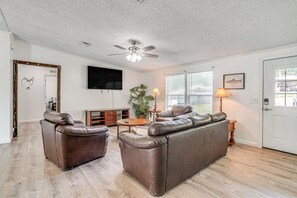 Living Room | Queen Sleeper Sofa | Smart TV | Free WiFi | Single-Story Home