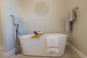 Primary Bathroom w/ Soaker Tub