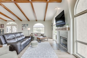 Living Room | 2-Story Home | Smart TV | Fireplace | Central A/C & Heating