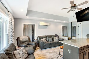 Living Room | Central A/C & Heat | Free WiFi | Queen Sleeper Sofa | Main Level