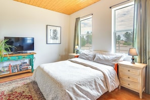 Studio | Queen Bed | Smart TV | Books
