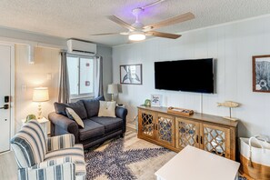 Living Room | Free WiFi | Smart TV | Queen Sleeper Sofa