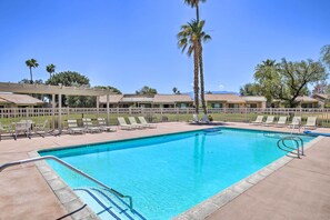 Palm Desert Resort Country Club | Community Amenities | 20 Outdoor Pools