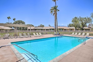 Palm Desert Resort Country Club | Community Amenities | 20 Outdoor Pools