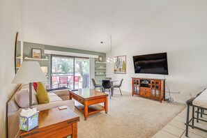 Living Room | Free WiFi | Smart TV | Queen Sleeper Sofa