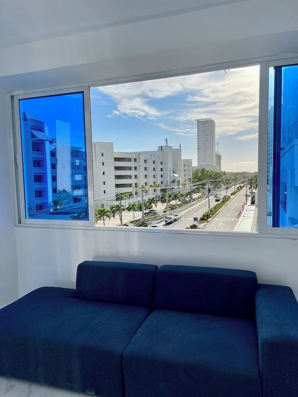Studio Window View Living Room .> Tv Smart.> WiFi.> Private Bathroom .> Open Kit