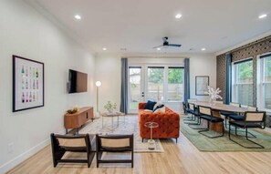 Large, Spacious living room w/room to relax &  entertain w/ large flatscreen tv.