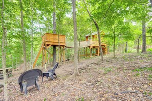 Backyard | Tree House | Fire Pit | Creek On-Site