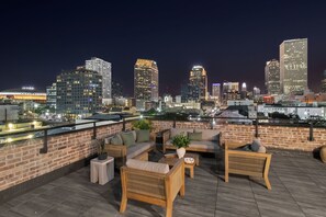 Enjoy the glow of the city lights from our rooftop lounge. With plush loungers, seating and ambient lighting, it's a serene spot to wind down after exploring New Orleans—exclusive to hotel guests at 888 Baronne.