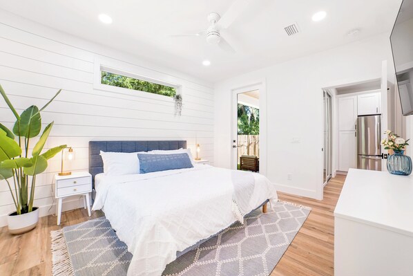 Relax in this bright and airy main bedroom equipped with king bed, 55'' SmartTV