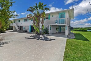 This particular listing is for the 1 bedroom, 1 bath unit on right side of the duplex.