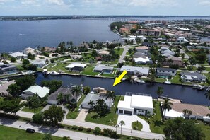 In just a few turns on the water you'll be out on the Caloosahatchee River headed to the Gulf; kayaks and dock space for a 24' boat are included.