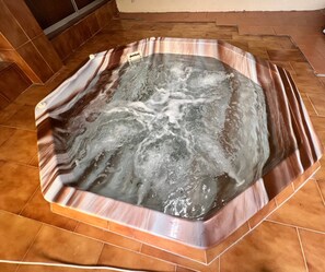 Indoor spa tub