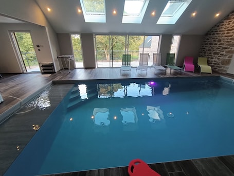 Superbe piscine couverte du Moulin de Kerloroc .Chauffée toute l'année à 28°