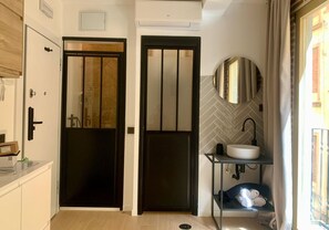 Toilet & shower (1)
