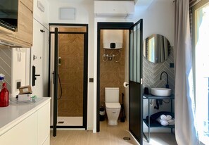 Toilet & shower (1)