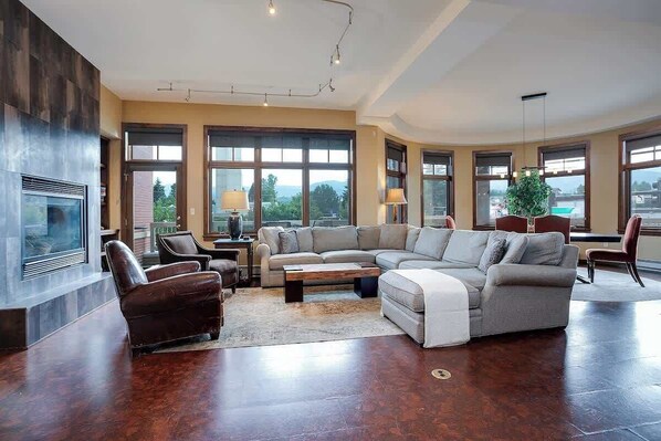 Expansive living area (Please note that the fireplace is turned off April - November)