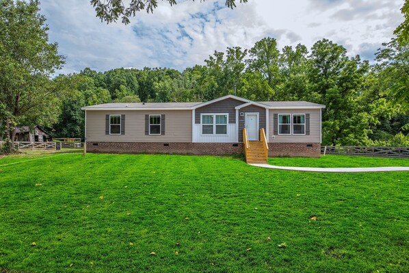 Beautiful new farmhouse on 3 acres!