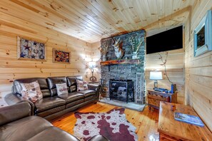 Living Room | Free WiFi | A/C Unit | Smart TV