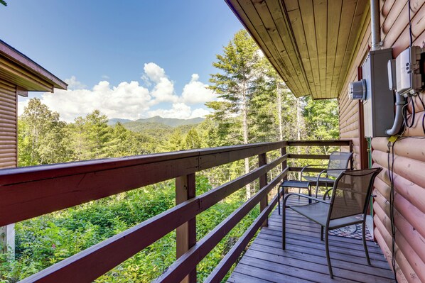 Bryson City Vacation Rental | 2BR | 1BA | 800 Sq Ft | 4 Steps to Enter