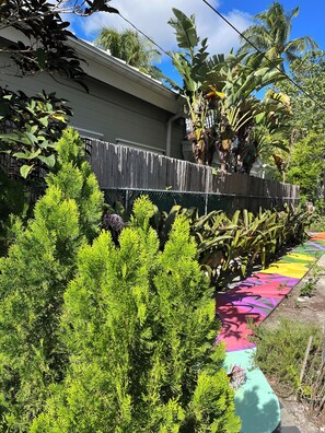 Walkway mural to street