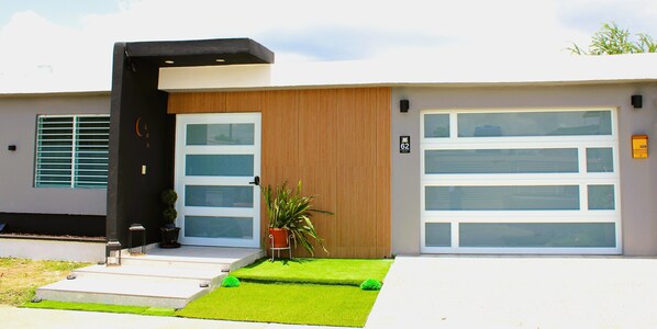 Modern ,Huge , House for Big Groups. 