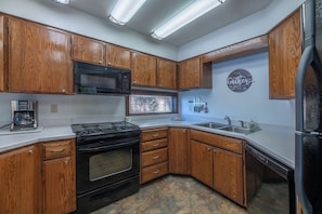 Full kitchen
